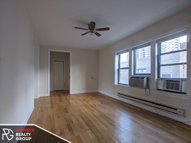 Foto del edificio - 3726 N Pine Grove Ave