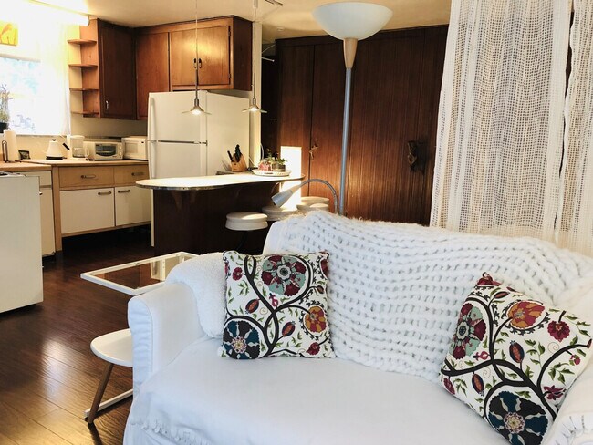 Foto del edificio - 4136 Beach Dr SW