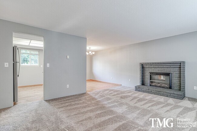 Building Photo - Adorable ranch style condo in gated commun...