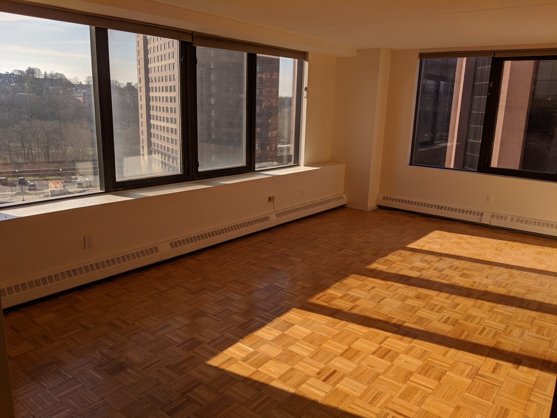 Sunny living room - 4 Martine Ave