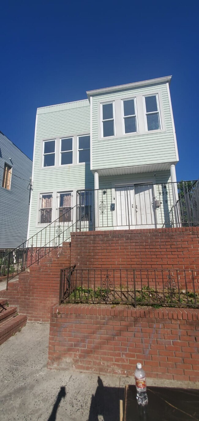 Building Photo - 456 S 15th St