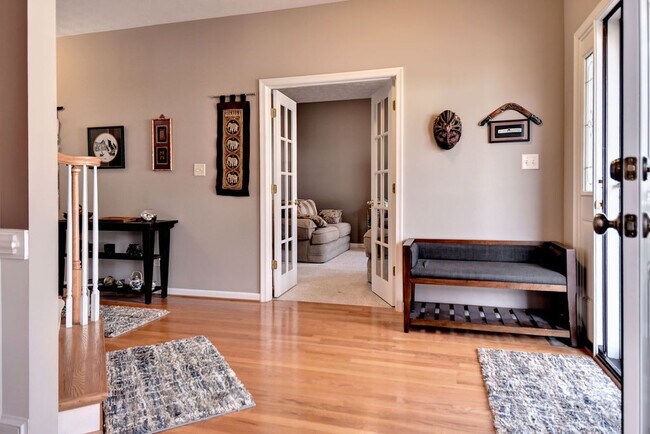 Building Photo - Spacious and Updated Yorktown Home