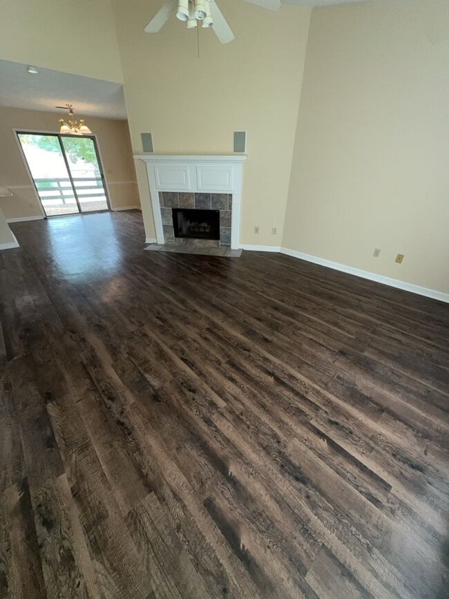 Building Photo - 7003 Robin's Nest Dr