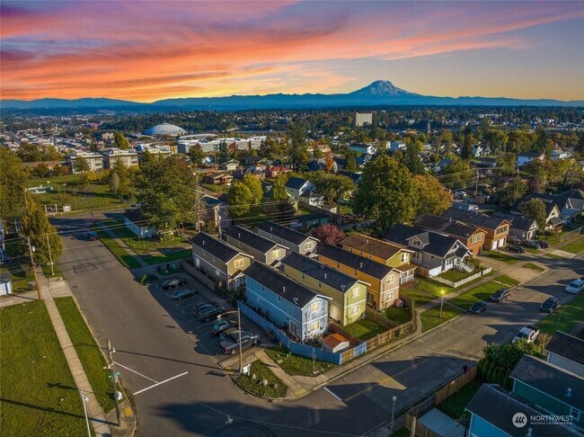 Building Photo - Spacious 3-Bedroom - Modern Comfort and St...