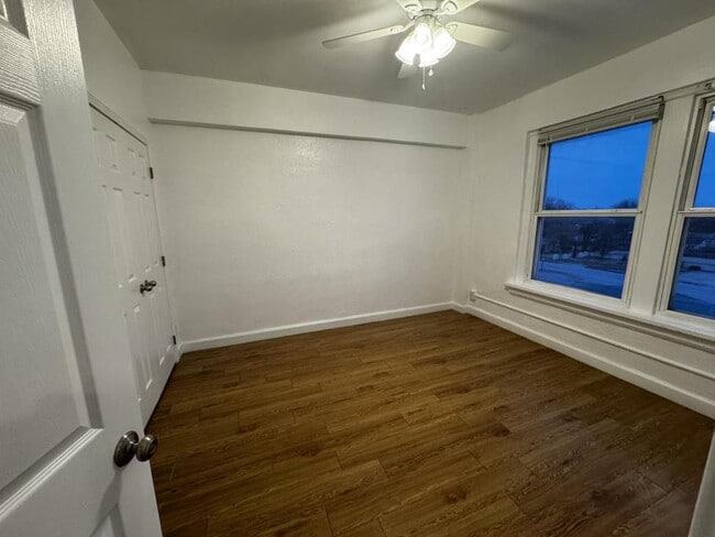 Building Photo - 103 E Central Ave