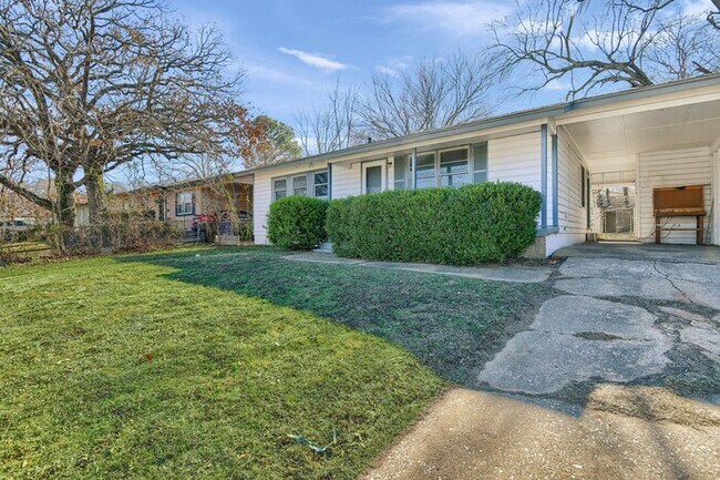 Foto del edificio - 1112 Redbud Rd