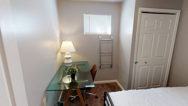 Building Photo - Full room in 5-bed/2.0-bath Home