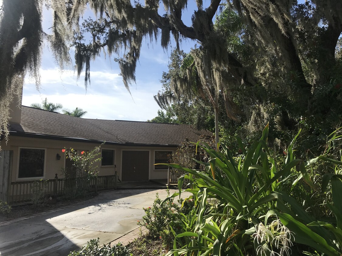 Cubierta delantera - 4430 Riverwood Ave