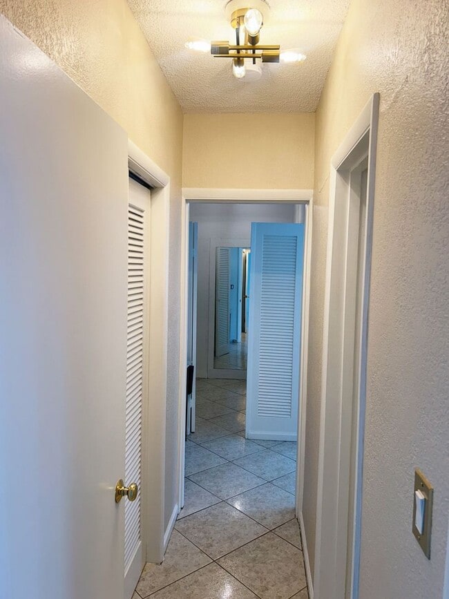 Building Photo - Dreamy 1 Bedroom 1 Bath Beach Condo!
