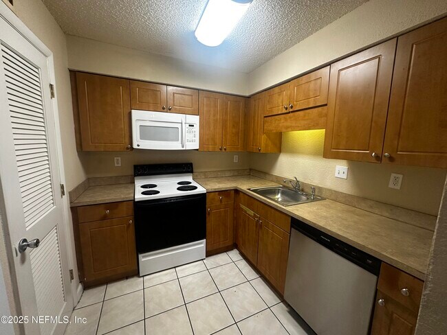 Foto del edificio - 5811 Atlantic Blvd