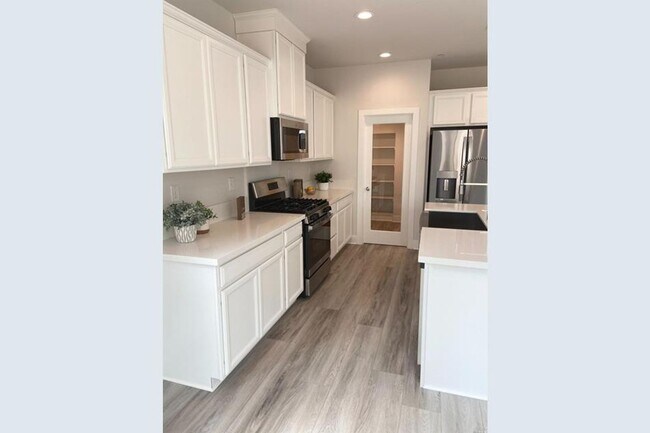 Foto del edificio - 7001 Bergenia Ct