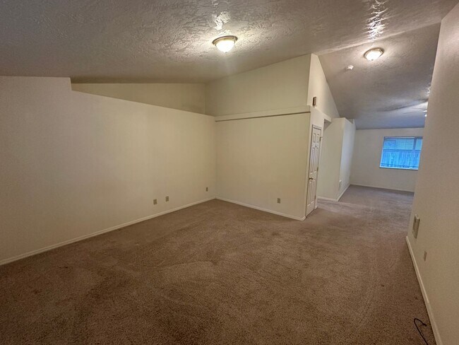 Foto del edificio - Please apply on our website thetlcrealtyteam.com