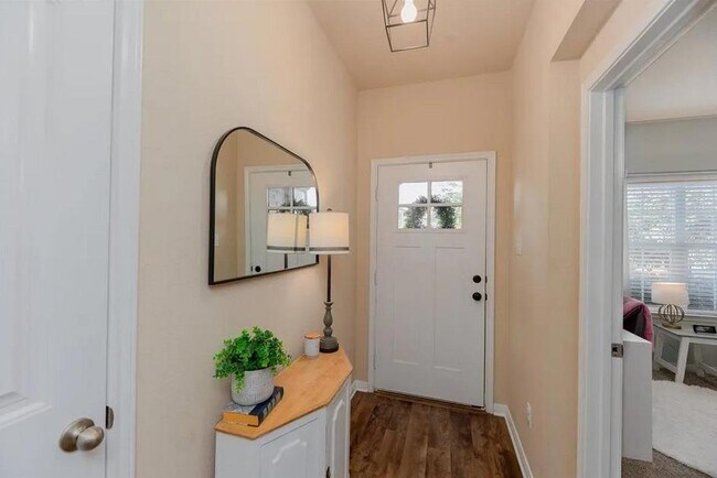 Foto del edificio - 652 Donegal Ln