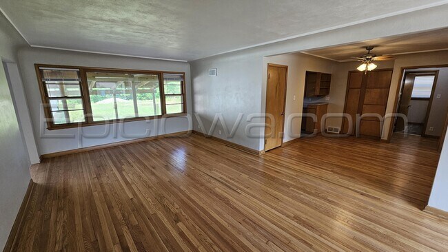 Foto del edificio - 1617 Center Point Rd NE