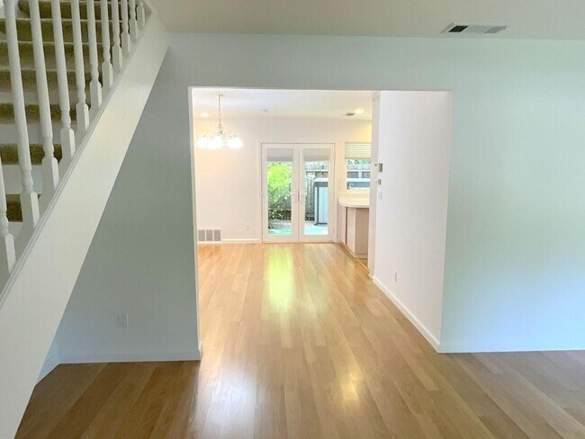 Building Photo - Wonderful End Unit Townhome Close To Downt...