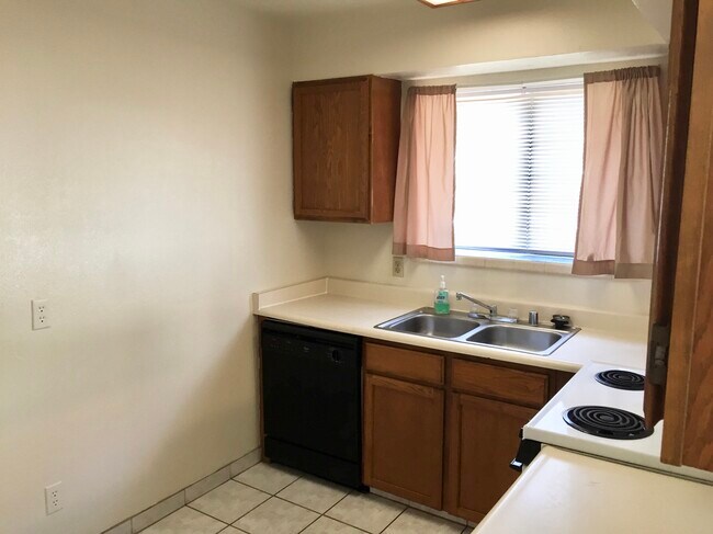 Kitchen - 617 E Monte Vista Ave