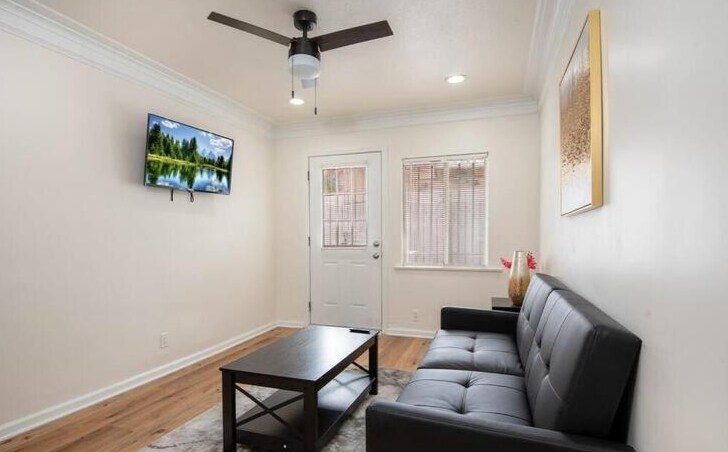 Foto principal - 1161 W 38th St