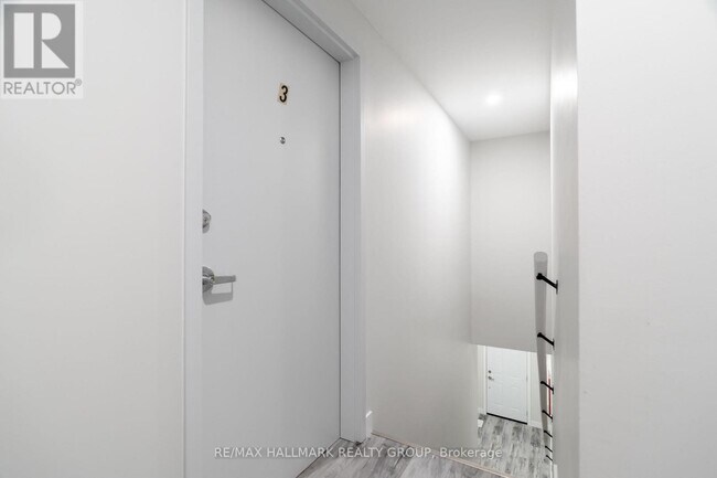 Building Photo - 261 Somerset St. E