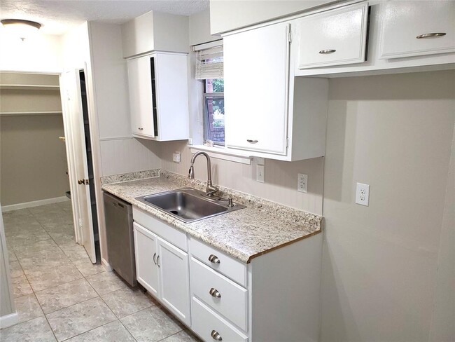 Building Photo - 1007 Reseda Dr