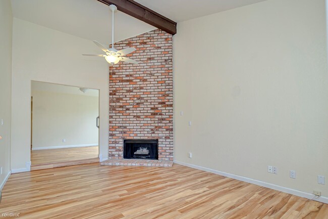 Building Photo - 2 br, 1 bath Duplex - 2318 East 8th Street