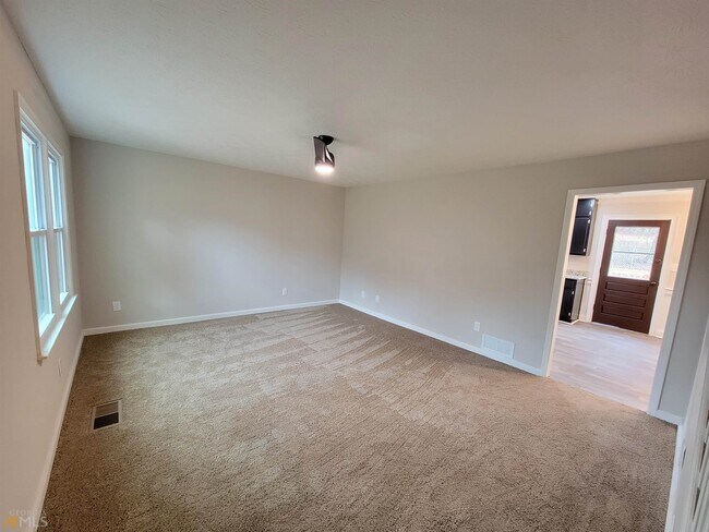 Building Photo - 10 Gill Ln