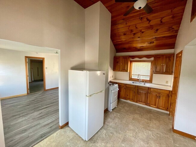 Building Photo - 49 Ledward Ave
