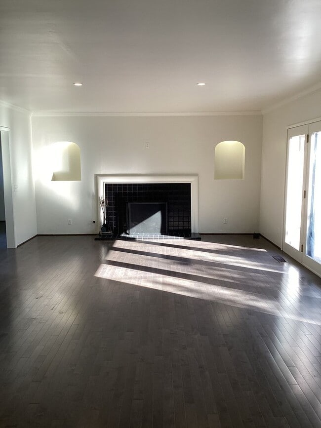 Building Photo - Beautifully Maintained Santa Barbara Home