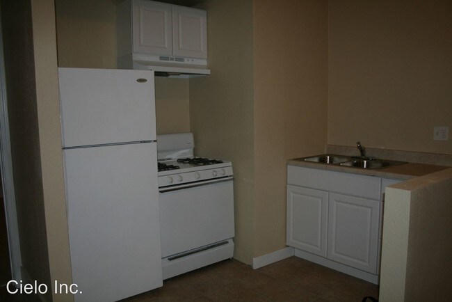 Building Photo - 304 E 4th St