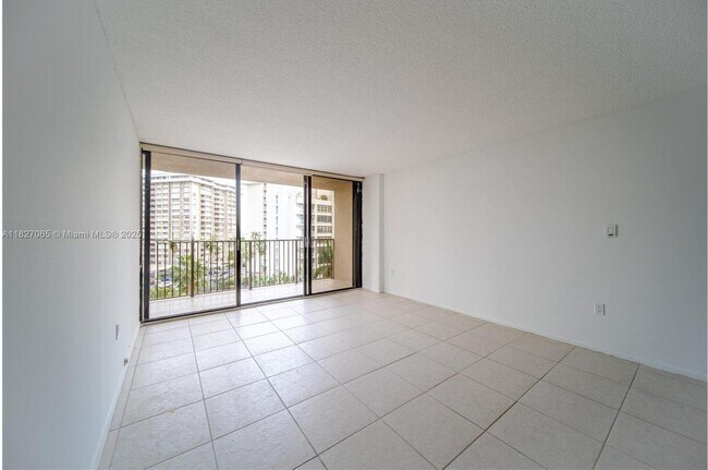 Building Photo - 1450 Brickell Bay Dr