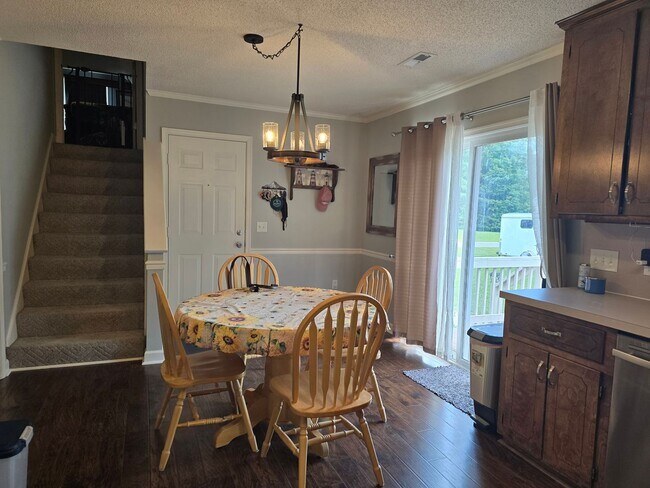 Foto del edificio - 3 Bed, 2 Bath Brick Ranch on Corner Lot on...