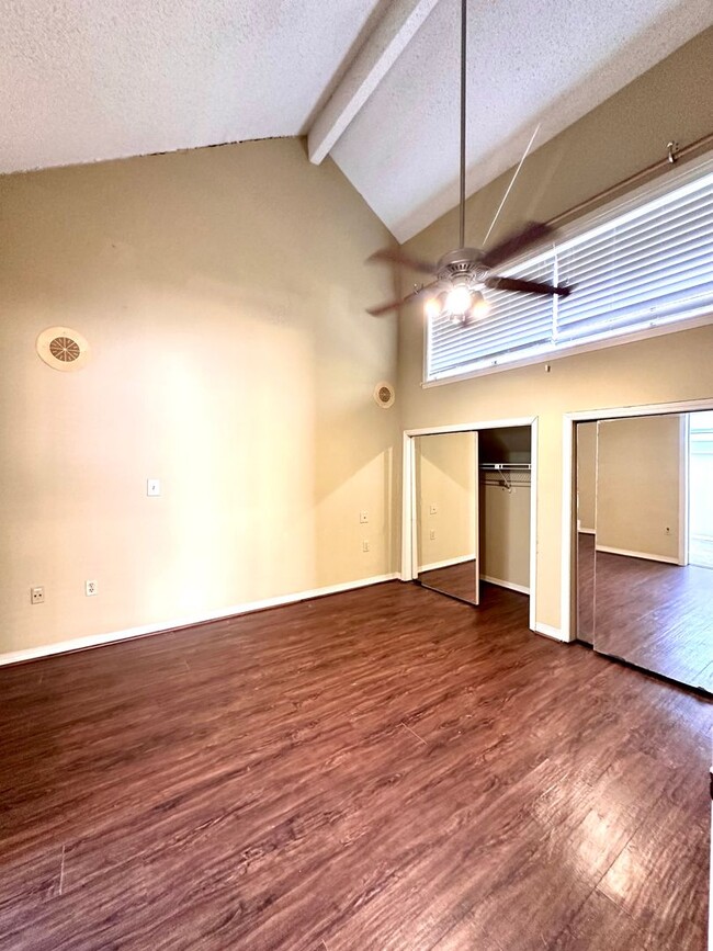 Building Photo - 2BR 2BA Townhome w/ Loft LSU AREA