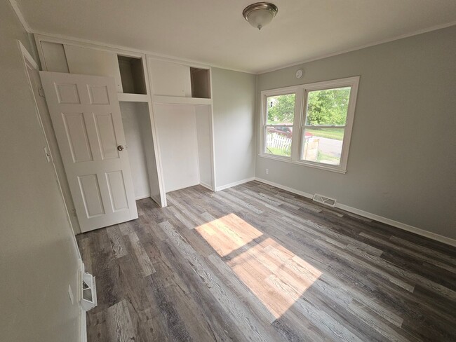 Building Photo - Newly Remodeled 2 bedroom