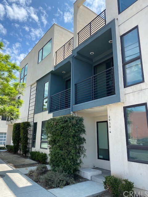 Primary Photo - 2930 Rowena Ave