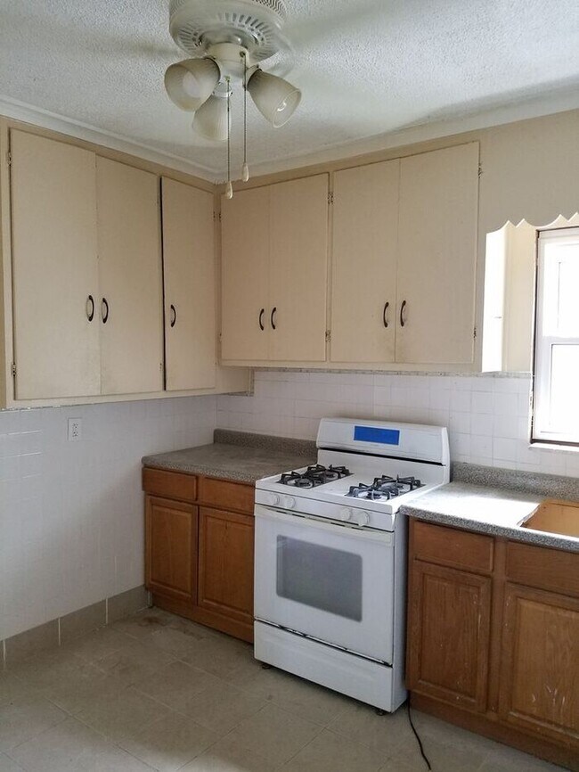 Building Photo - 3rd Floor 1-Bedroom Efficiency Apartment