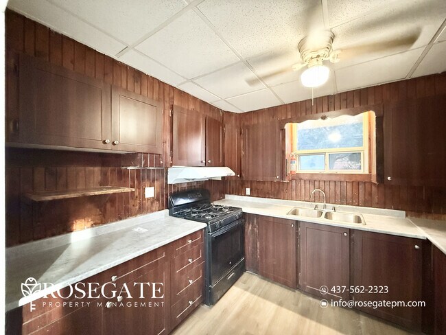 Photo du bâtiment - Spacious 3-Bedroom Main Level Home with Backyard, Garage & 3 Parking – Scarborough