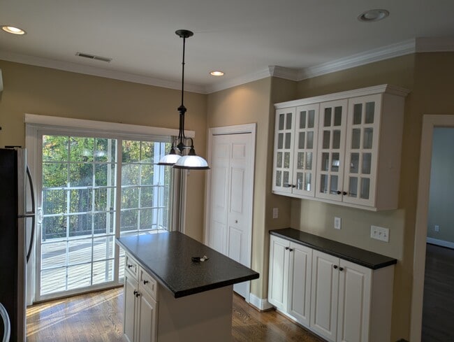 Building Photo - 160 Saint James Pl