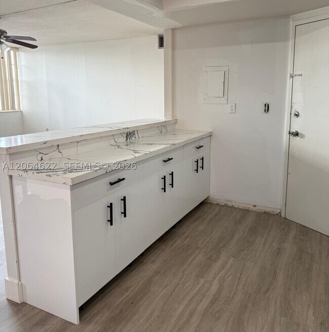 Building Photo - 1301 NE Miami Gardens Dr