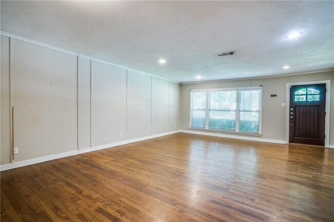 Building Photo - Spacious 5 Bedroom Home Near TCU Available 6/15/27