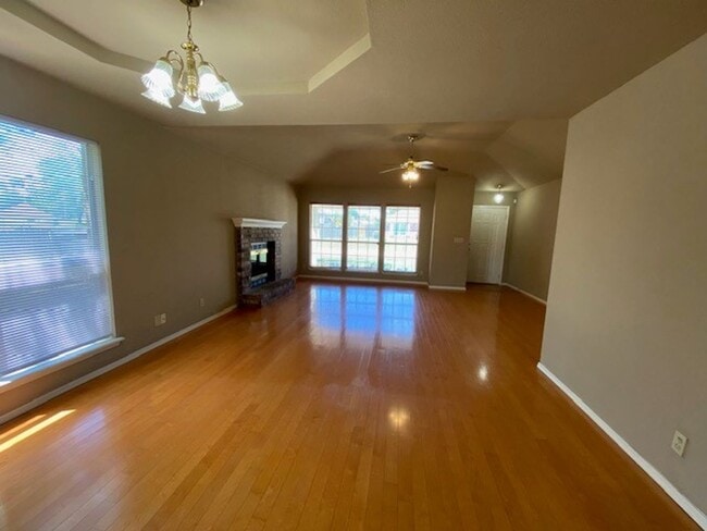 Building Photo - AVAILABLE NOW!! Corner lot 3-Bed, 2-Bath, ...