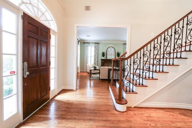 Foto del edificio - 1250 Ripple Creek Dr