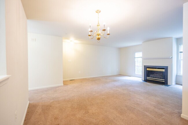 Foto del edificio - Charming 3 BR/2 Full BA & 2 Half BA Townho...