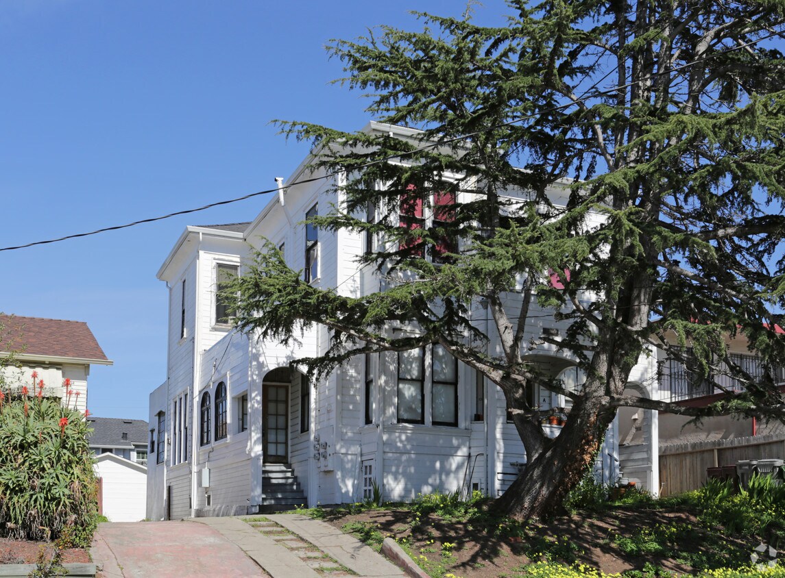 Primary Photo - 1374 E 32nd St