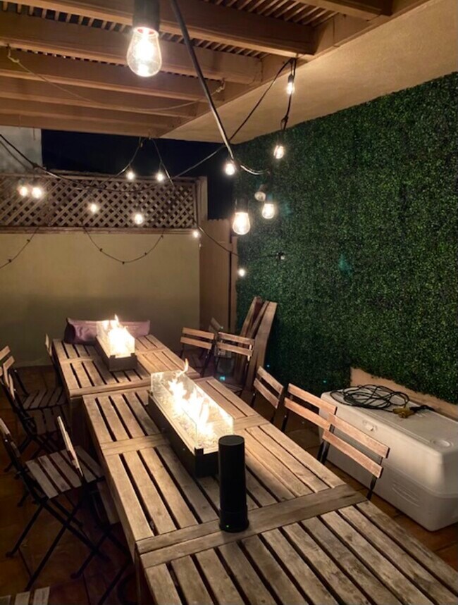 Patio trasero privado, ideal para recibir invitados (mesa y sillas no incluidas). - 1702 Golden Ave