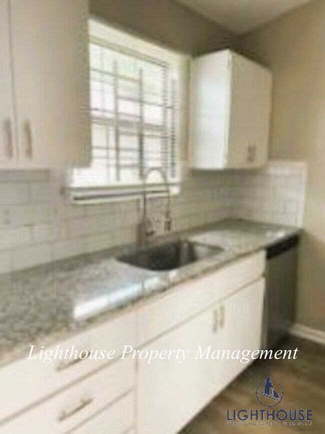 Foto del edificio - Renovated 2 Bed/2 Bath Single Story Townho...