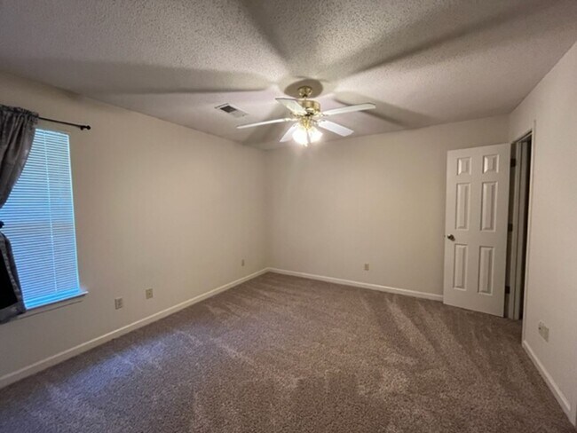 Foto del edificio - Renovated 3 Bedroom 2 Bathroom with 1 Car ...