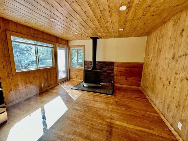 Foto del edificio - 54365 Pine Crest Ave