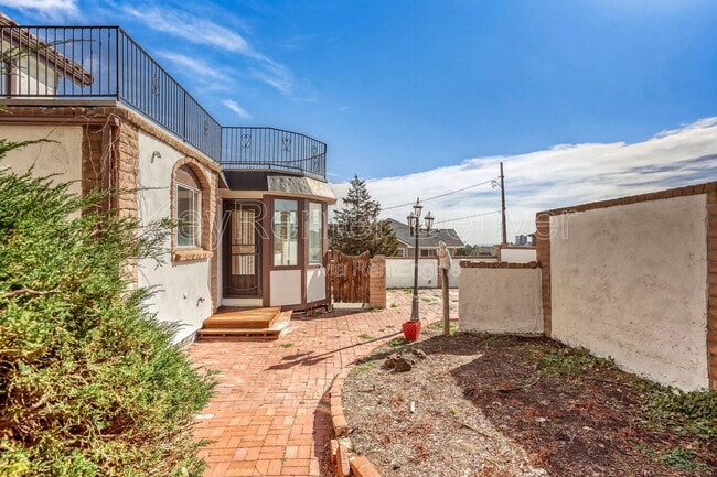 Building Photo - 990 Beech St