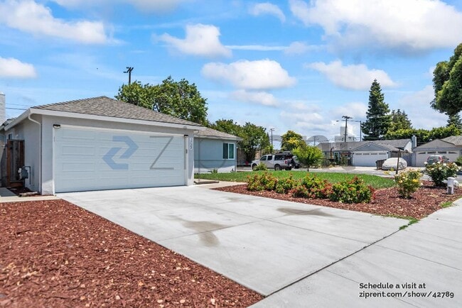 Building Photo - 1723 Laine Ave