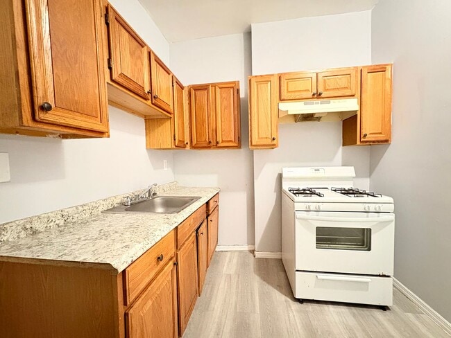 Building Photo - Charming 3-Bedroom Townhome with Classic C...