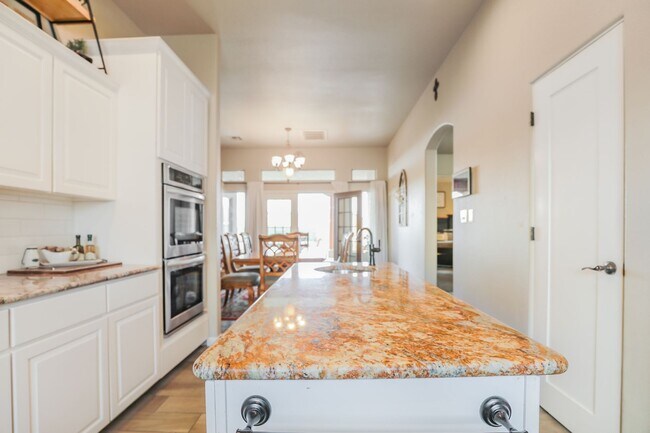 Foto del edificio - Stunning 4 Bedroom Home with Acreage